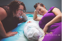 Casal homoafetivo: ambas mães amamentam depois de indução à lactação