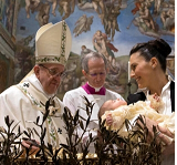 Papa Francisco pede às mães que amamentem em público “sem medo”