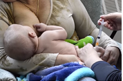 OMS: Amamente no momento que seu bebê for vacinado