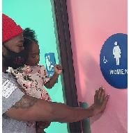 Pai só utiliza banheiro feminino com as filhas